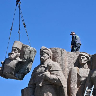 Ucrânia remove monumento soviético que exalta amizade com a Rússia