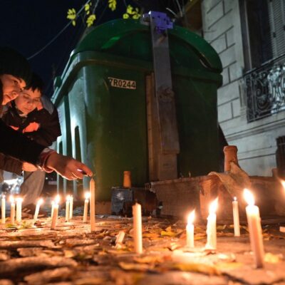 Mulheres acendem velas durante vigília em frente à casa onde duas lésbicas foram assassinadas, em Buenos Aires