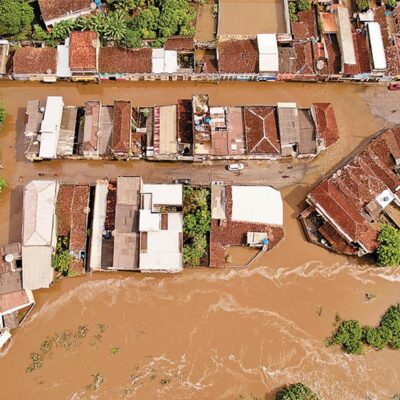 Enchente que destruiu cidades da Bahia: estado ainda tem obras de prevenção de acidentes naturais em andamento, como drenagem de rios