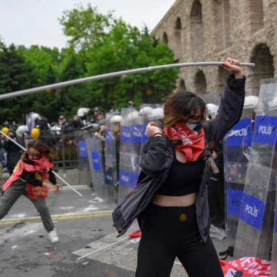 Manifestantes entram em confronto com a polícia após desafiarem uma proibição das autoridades e realizarem manifestações na Praça de Taskim no Dia do Trabalhador, em Istambul.