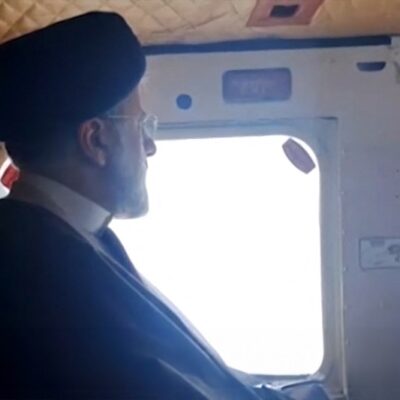 Imagem da TV estatal mostra o presidente do Irã, Ebrahim Raisi, a bordo do helicóptero que caiu na província do Azerbaijão Oriental