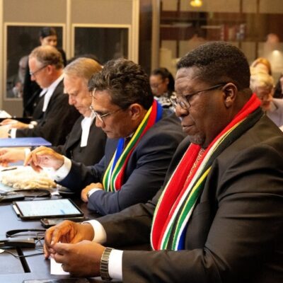 O consultor jurídico da África do Sul Cornelius Scholtz e o embaixador sul-africano na Holanda, Vusimuzi Madonsela, na Corte Internacional de Justiça (CIJ).