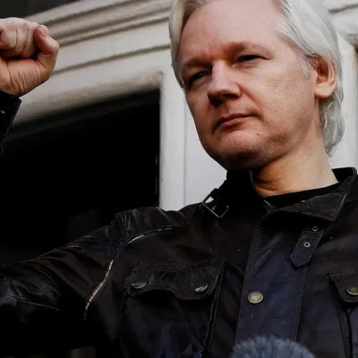 O fundador do WikiLeaks, Julian Assange, é visto na varanda da Embaixada do Equador em Londres, Inglaterra, em 19 de maio de 2017. REUTERS / Peter Nicholls / File Photo