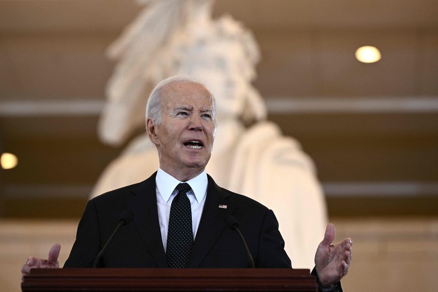 Biden discursa na cerimônia anual do Dia da Lembrança para os sobreviventes do Holocausto no Capitólio dos EUA, em Washington