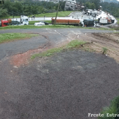 Câmera flagra deslizamento em estrada no Rio Grande do Sul