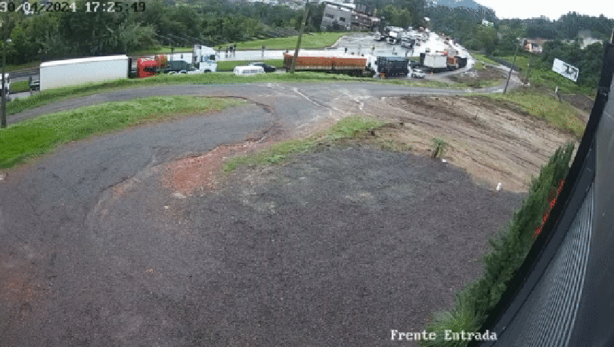 Câmera flagra deslizamento em estrada no Rio Grande do Sul