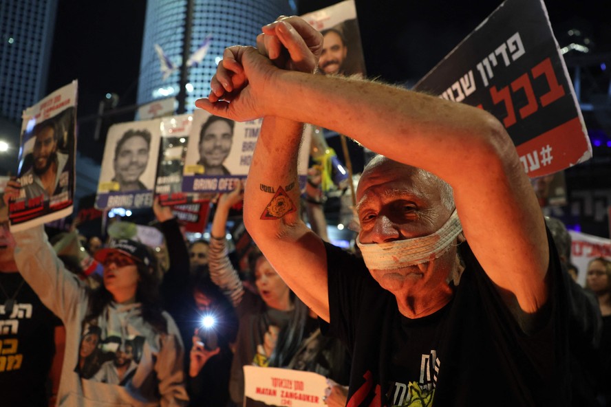 Manifestantes protestam em Tel Aviv para que governo assine acordo para libertação de reféns