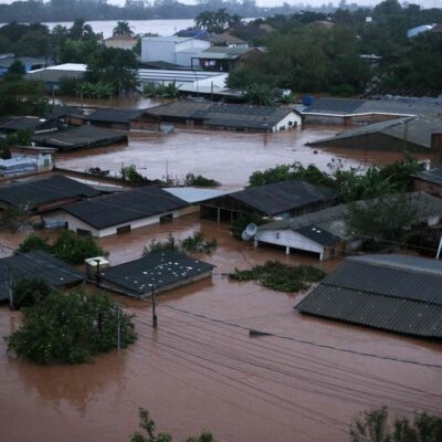 Vista geral das casas afetadas pela enchente do rio Jacuí em Eldorado do Sul, Rio Grande do Sul
