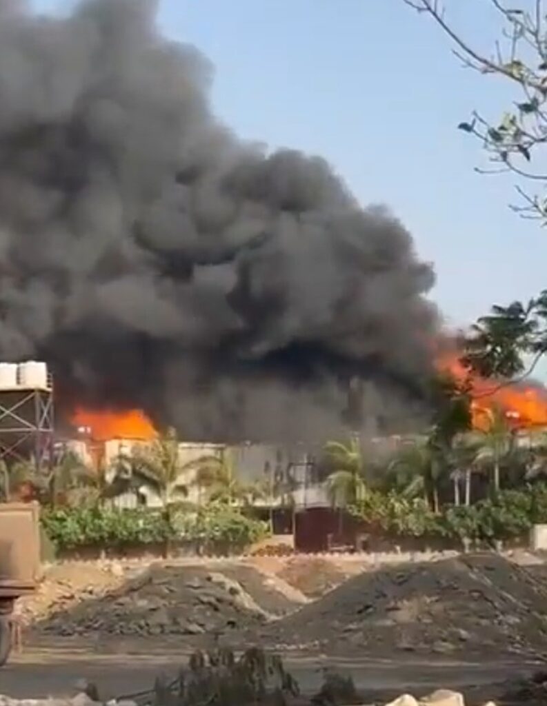 Imagens mostram incêndio em parque de diversões na Índia