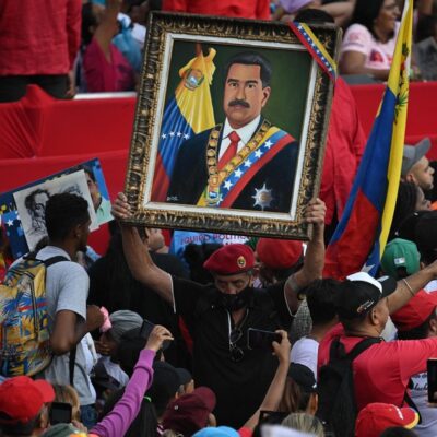 Apoiador de Maduro carrega quadro com imagem de Nicolás Maduro