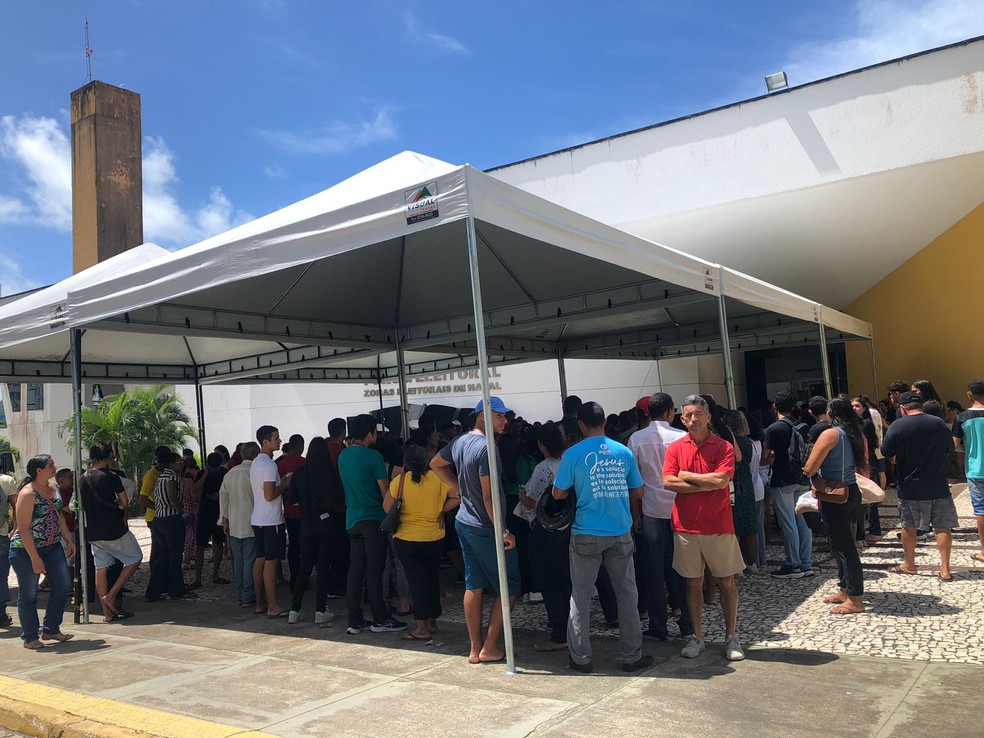 Eleitores enfrentam filas em fórum de Natal para regularizar título a dois dias do fim do prazo — Foto: Layssa Vilela/Inter TV Cabugi