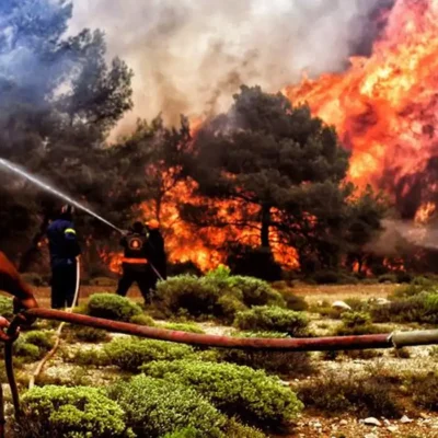 Bombeiros e voluntários ainda tentam controlar as chamas no litoral próximo a Atenas