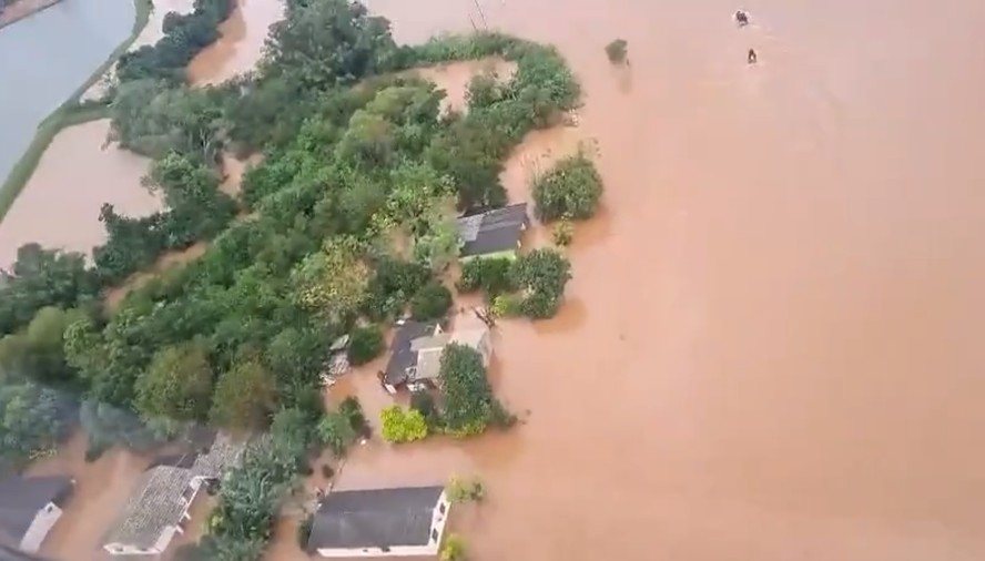 Áreas alagadas no Rio Grande do Sul vistas de helicóptero da FAB que presta apoio e faz resgates