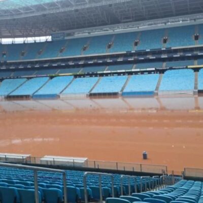 Arquibancadas da arena do Grêmio, em Porto Alegre, alagada depois de fortes chuvas