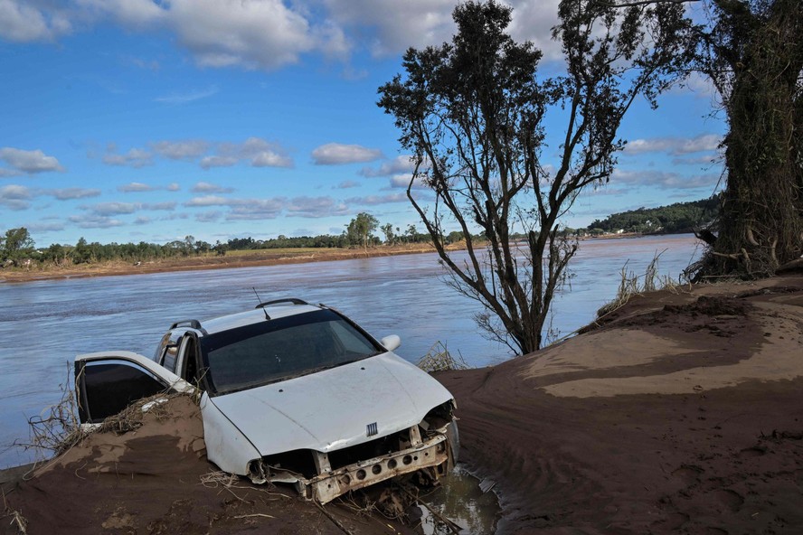 Destruído, um carro levado pela enchente, em Cruzeiro do Sul, RS