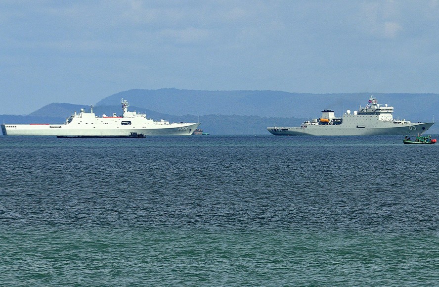 Navios de treinamento chineses durante manobras militares em conjunto com o Camboja