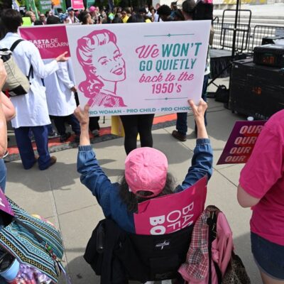 Ativistas pró-aborto se manifestam por “direitos reprodutivos e atendimento emergencial ao aborto” do lado de fora da Suprema Corte dos EUA, em 24 de abril de 2024.