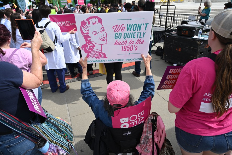 Ativistas pró-aborto se manifestam por “direitos reprodutivos e atendimento emergencial ao aborto” do lado de fora da Suprema Corte dos EUA, em 24 de abril de 2024.