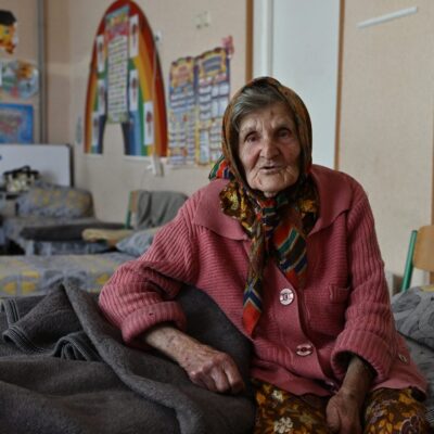 Lidiia Lominovska, de 98 anos, que fugiu de sua casa no vilarejo de Ocheretyne, invadido por tropas russas, a pé.
