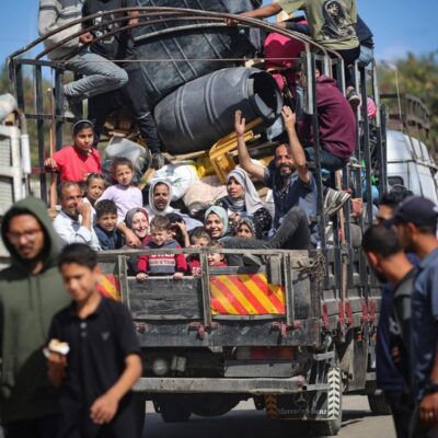 Palestinos deslocados fogem de Rafah com seus pertences para áreas mais seguras no sul da Faixa de Gaza
