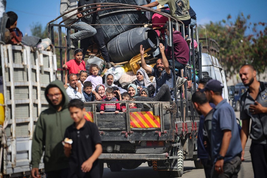 Palestinos deslocados fogem de Rafah com seus pertences para áreas mais seguras no sul da Faixa de Gaza