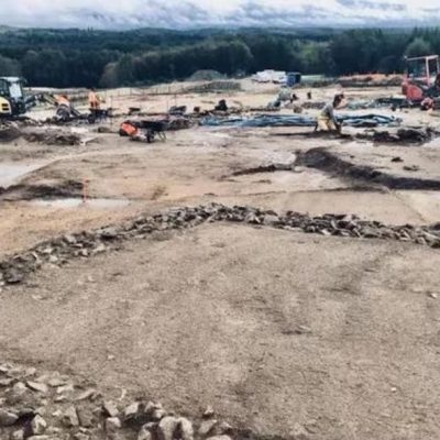 Uma equipe da agência oficial de arqueologia da França encontrou em Chamborêt as ruínas de uma piscina romana com uma nascente de água doce em funcionamento