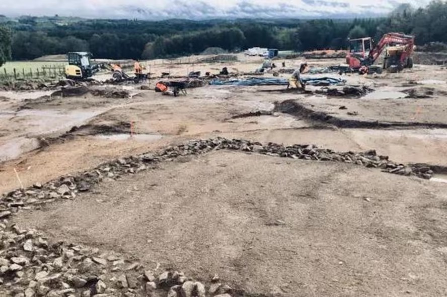 Uma equipe da agência oficial de arqueologia da França encontrou em Chamborêt as ruínas de uma piscina romana com uma nascente de água doce em funcionamento