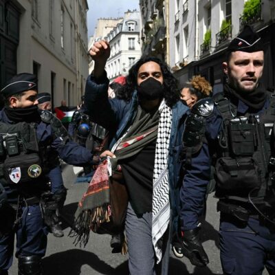 Manifestante retirado da sede da SciencesPo, em Paris