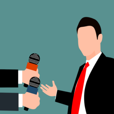arte gráfica mostra homem branco de terno falando de frente a dois microfones segurados por duas mãos diferentes simulando uma entrevista coletiva de autoridade