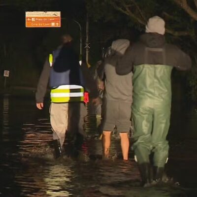 Moradores do Lami deixam o bairro em enchente do Guaíba