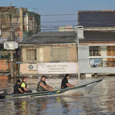 Equipes de resgate usam embarcação para cruzar inundação no bairro do Humaitá, em Porto Alegre (RS), na última terça-feira (7)