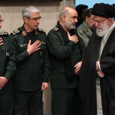 Comandante da Guarda Revolucionária do Irã (2º da direita para a esquerda) Hossein Salami, cumprimenta o aiatolá Ali Khamenei em foto de arquivo