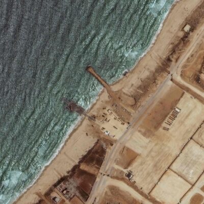 Imagem de satélite mostra a seção restante do píer Trident, construído pelos EUA, na costa de Gaza