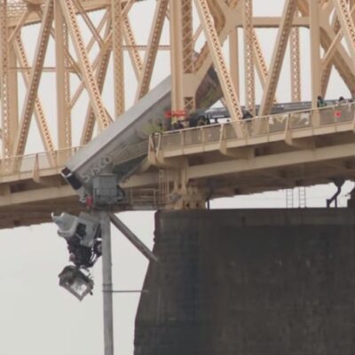 Imagens mostram acidente de caminhão em ponte nos EUA