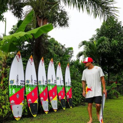 Italo Ferreira usa cores da bandeira do Rio Grande do Sul nas pranchas que vai usar no Taiti — Foto: Divulgação
