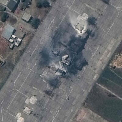Caça MiG-31 destruído na Base Aérea de Belbek, perto de Sebastopol, na Crimeia