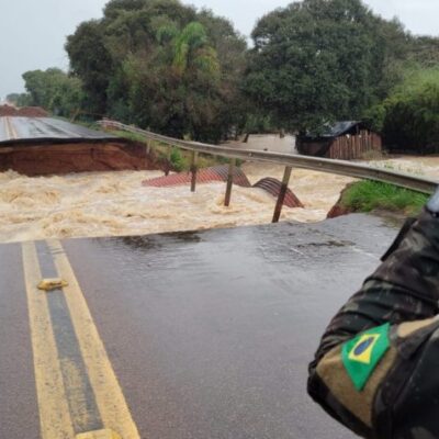 Estrada destruída por conta das fortes chuvas