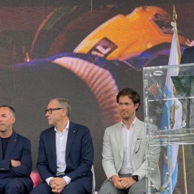 Mauro Vieira falando em evento na itália que homenageou Ayrton Senna