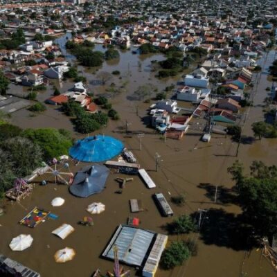 Vista aérea de Canoas: bandidos se aproveitam da tragédia para praticar roubos e saques nas cidades alagadas -  (crédito: Nelson Almeida/AFP)