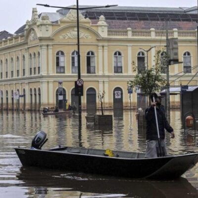 O local estava sendo usado como ponto de arrecadação de donativos para o estado gaúcho, que teve cidades inteiras destruídas após a enchente (foto) -  (crédito:  NELSON ALMEIDA/AFP)