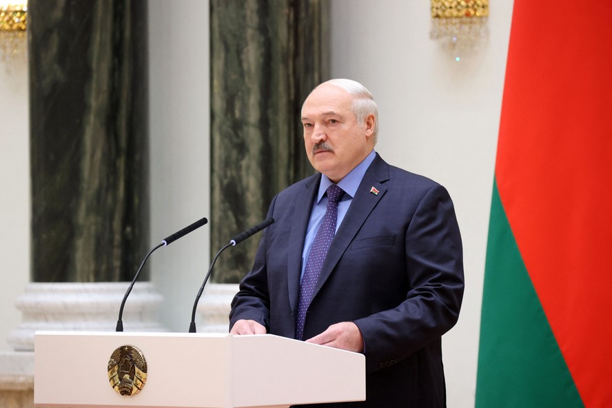 Alexander Lukashenko fala com autoridades militares do país em Minsk.