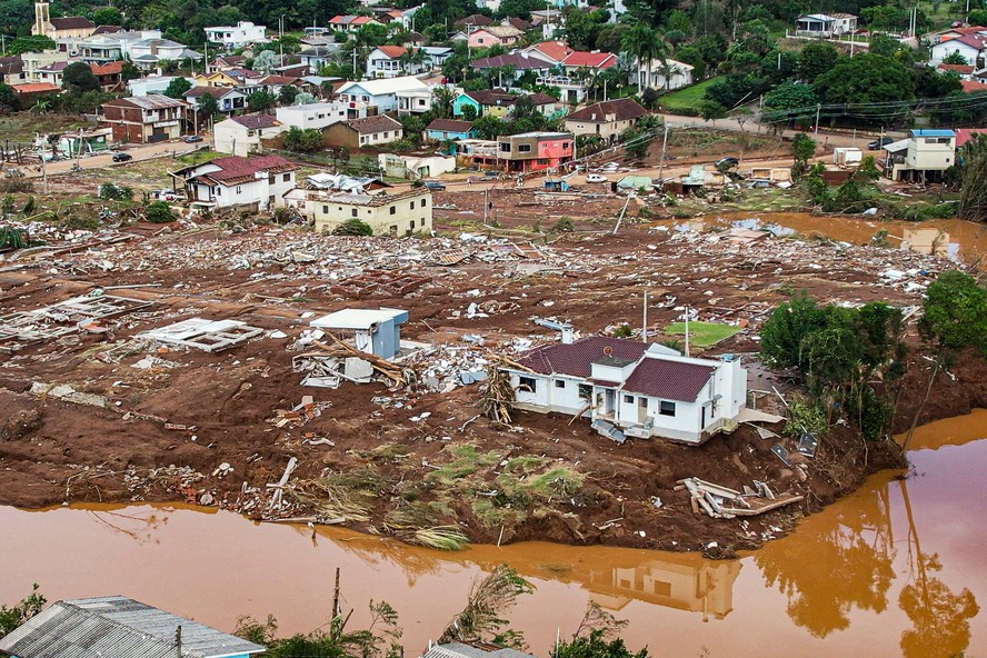 Casas destruídas pelas enchentes na cidade de Roca Sales, no Rio Grande do Sul