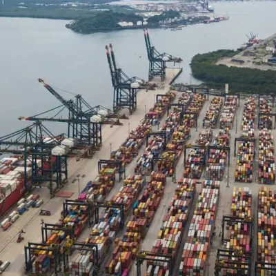 O Porto de Santos responde por quase 30% da balança comercial do país. Importação, exportação, balança comercial, porto, navio, container,  comércio exterior - Foto: Divulgação/Porto de Santos