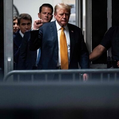 Donald Trump chega para seu julgamento criminal no Tribunal Criminal de Manhattan, na cidade de Nova York
