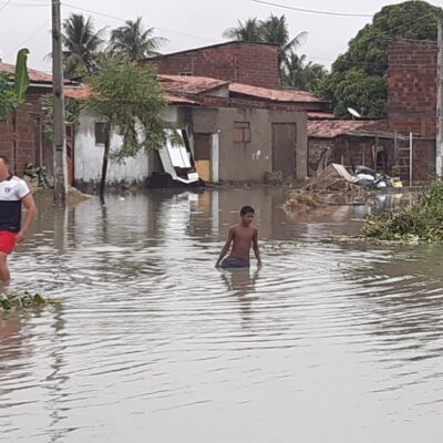 A Lagoa do Loteamento José Sarney, na Zona Norte de Natal, transbordou já na madrugada — Foto: Sérgio Henrique Santos/Inter TV Cabugi