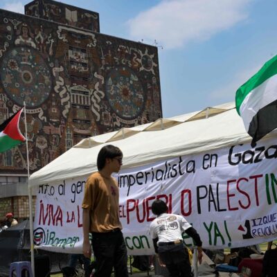 Ativistas erguem tendas em frente ao prédio da reitoria da Universidade Autônoma do México para protestar contra os ataques de Israel à Faixa de Gaza
