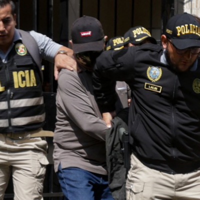 Nicanor Boluarte é escoltado até veículo após busca em sua casa em Lima, no Peru