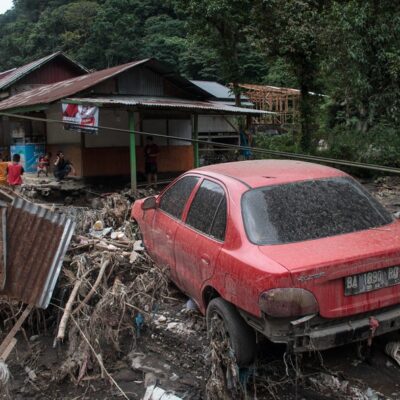 Destroços após enchentes e fluxo de lava fria atingirem o distrito de Tanah Datar, em Sumatra Ocidental.