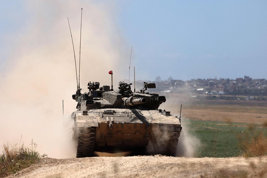 Tanque israelense se movimenta perto da Faixa de Gaza