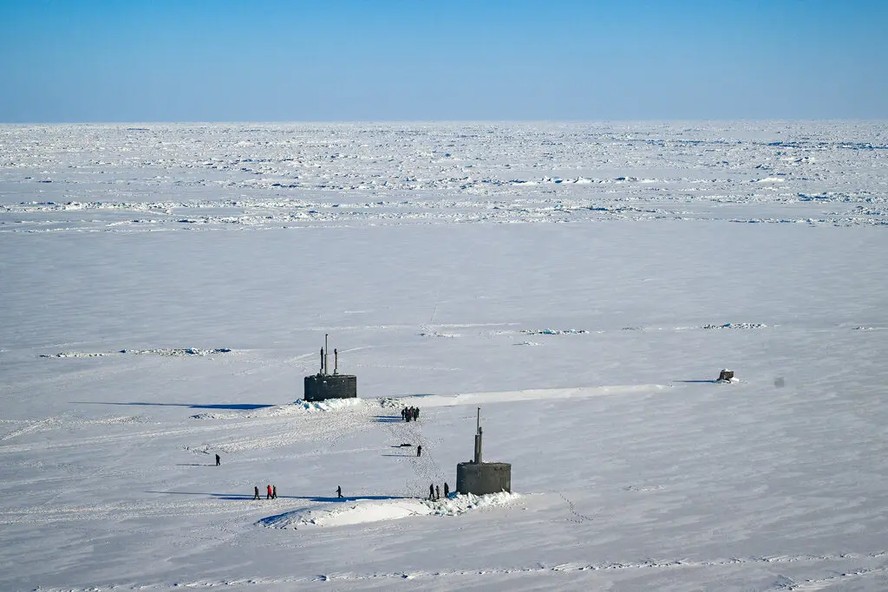 Dois submarinos de ataque da Marinha, o Hampton, à direita, e o Indiana, emergem do gelo no Mar de Beaufort congelado